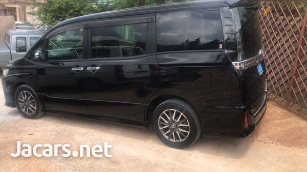Toyota Voxy 2,0L 2016-4