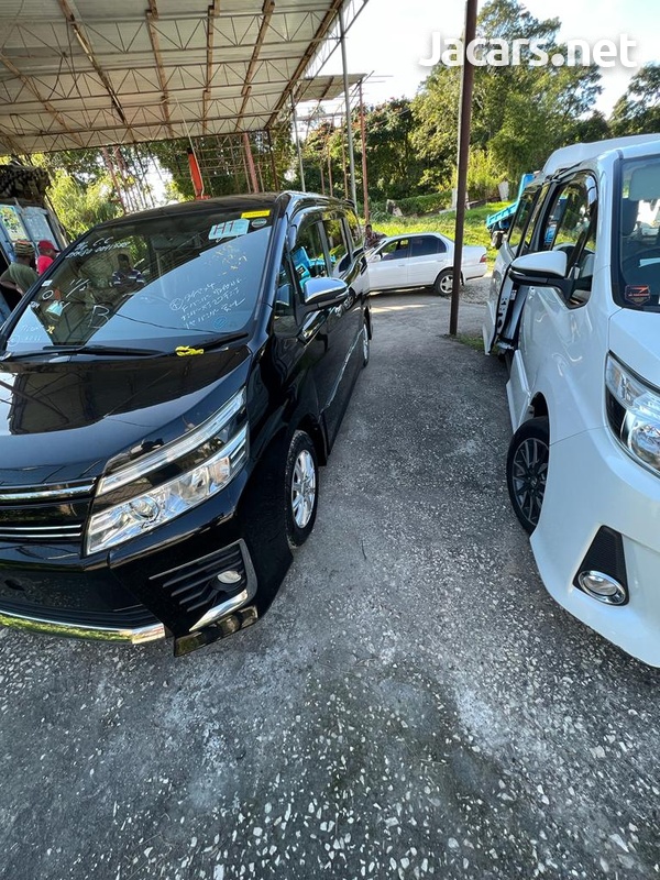 Toyota Voxy 2,0L 2014-13