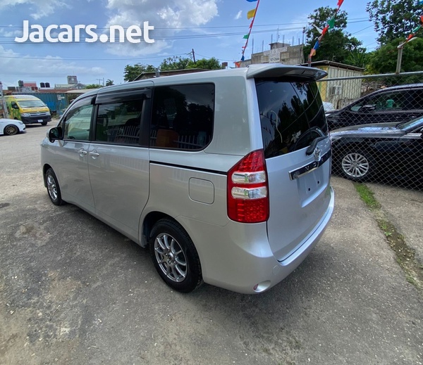 Toyota Noah 2,0L 2013-4