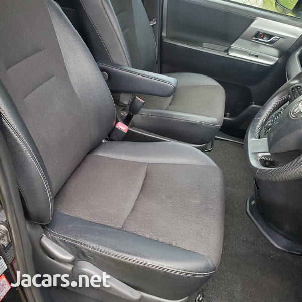 Toyota Voxy 1,9L 2014