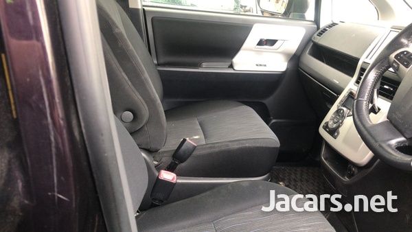 Toyota Voxy 2,0L 2013-8
