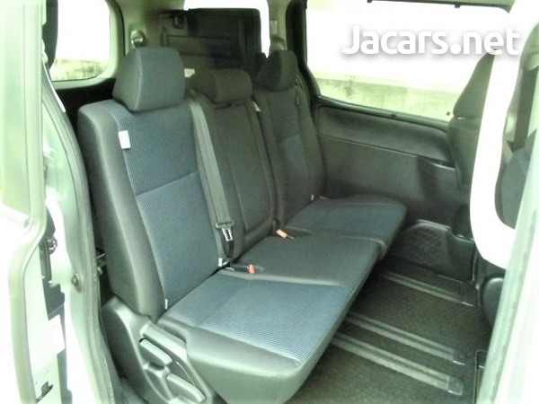 Toyota Voxy 2,0L 2016-8