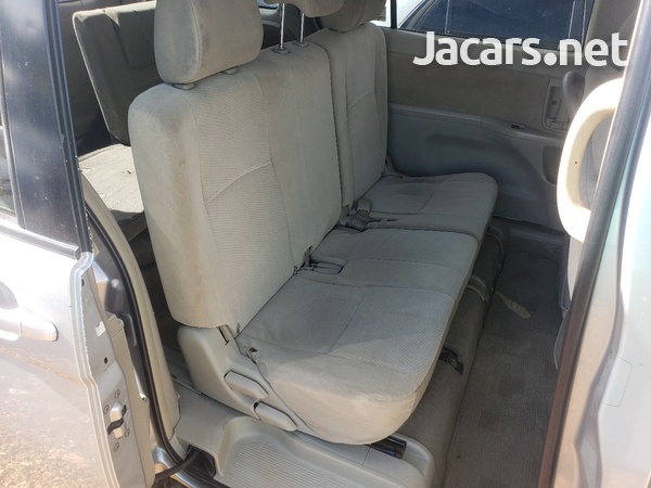 Toyota Isis 1,8L 2012-6