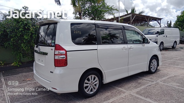 Toyota Noah 2,0L 2013-6