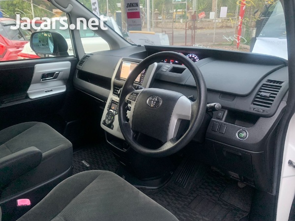 Toyota Noah 2,0L 2013-4