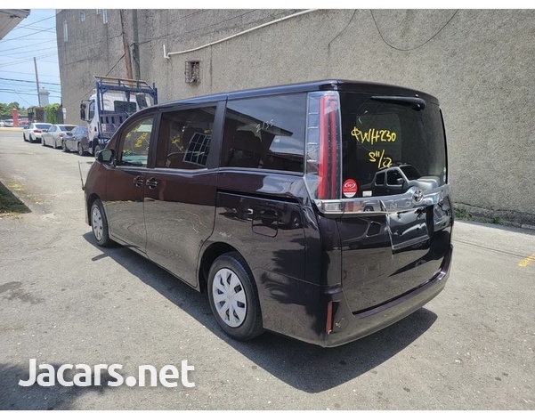 Toyota Noah 2,0L 2018-4