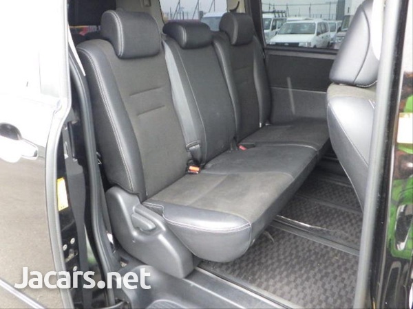 Toyota Voxy 2,0L 2013-10
