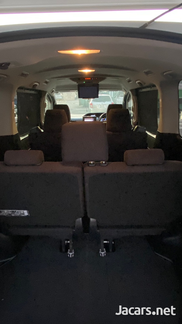 Toyota Voxy 2,0L 2014-6