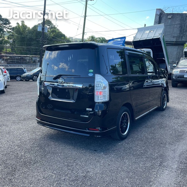 Toyota Voxy 2,0L 2013-3