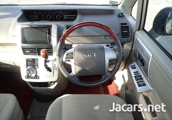Toyota Noah 1,9L 2013-7