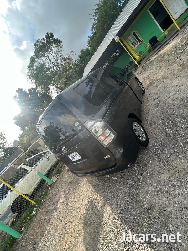 Toyota Voxy 2,0L 2010-3