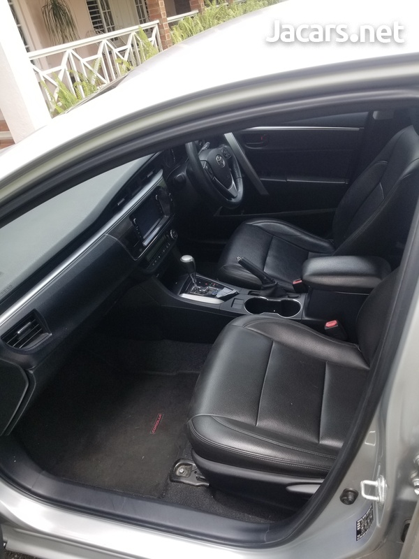 Toyota Corolla Altis 1,6L 2016-6