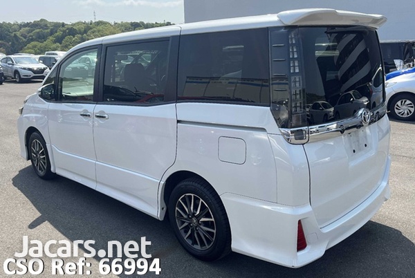 2014 Voxy with sunroof-2