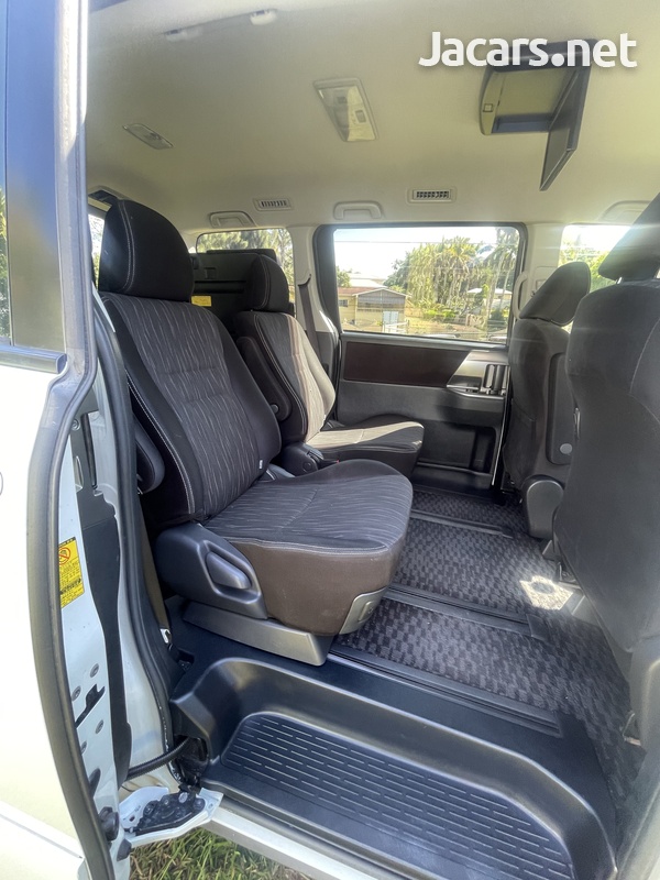 Toyota Voxy 2,0L 2013-8