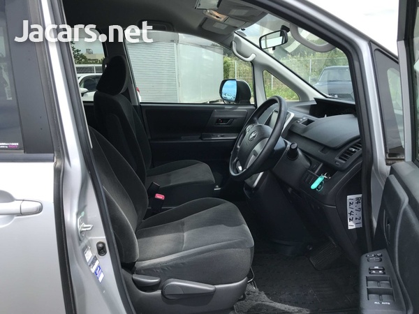Toyota Voxy 2,0L 2013-8