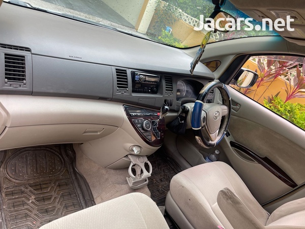 Toyota Isis 2,0L 2012-4