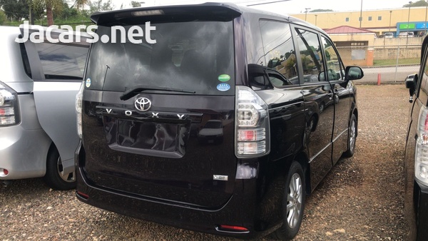 Toyota Voxy 2,0L 2013-6