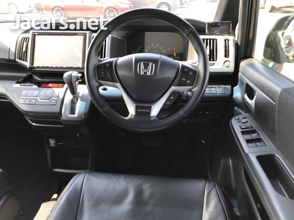 Honda Stepwgn Spada 2,0L 2013-5