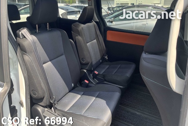 2014 Voxy with sunroof-8