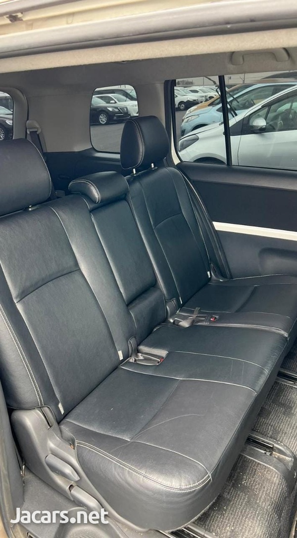 Toyota Isis 1,8L 2013-3