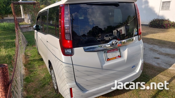 Toyota Noah 2014-6