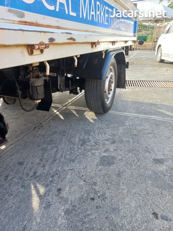 Mitsubishi Fuso Canter-8