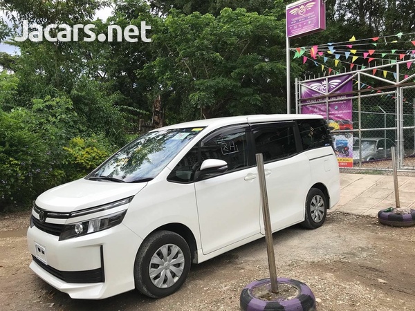 Toyota Voxy 2,0L 2016-1