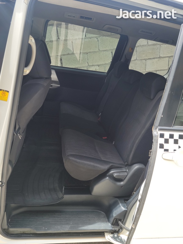 Toyota Voxy 2,0L 2010-8