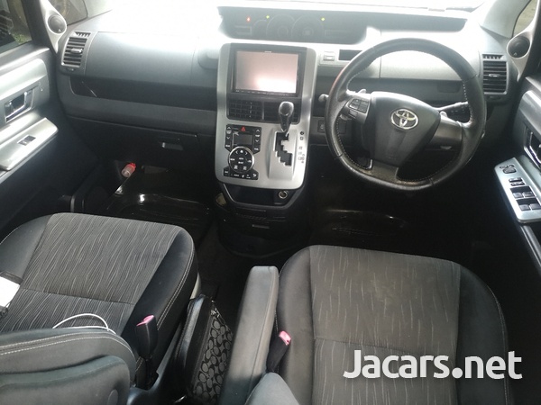 Toyota Voxy 2,0L 2012