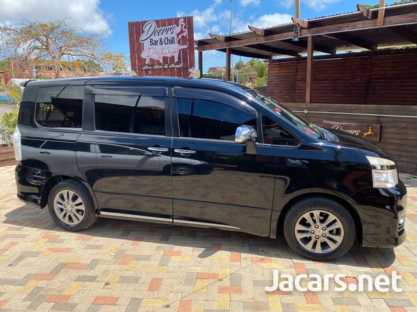 Toyota Voxy 1,8L 2013-5