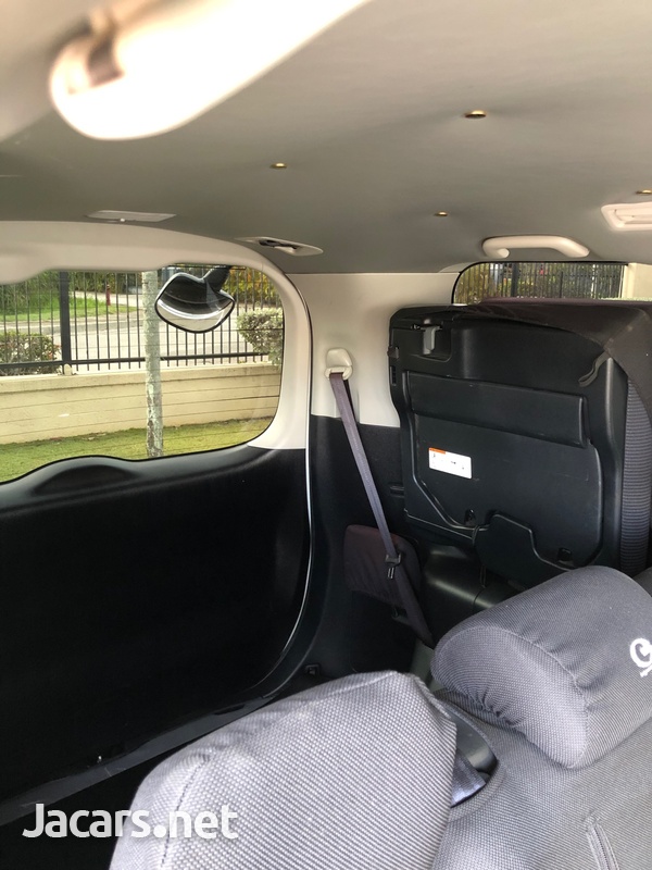 Toyota Noah 2,0L 2016-10
