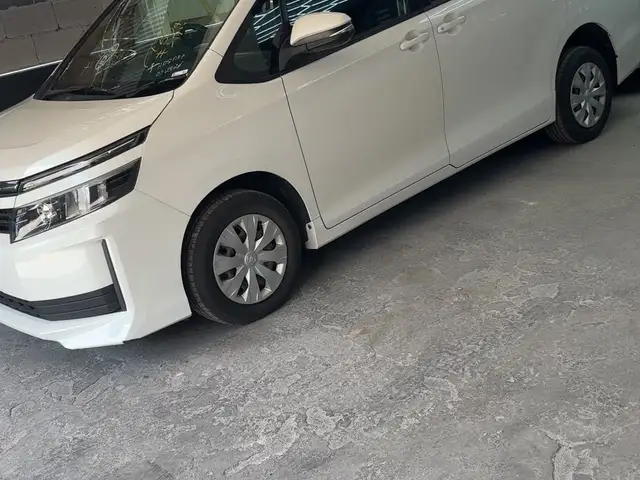 Toyota Voxy 2,0L 2014, Saint James - 4