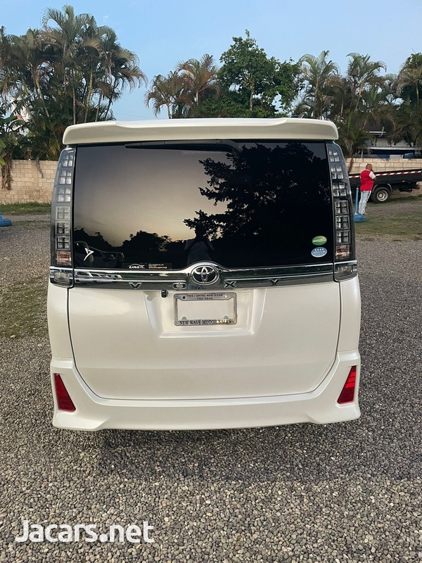 Toyota Voxy 2,0L 2017-5