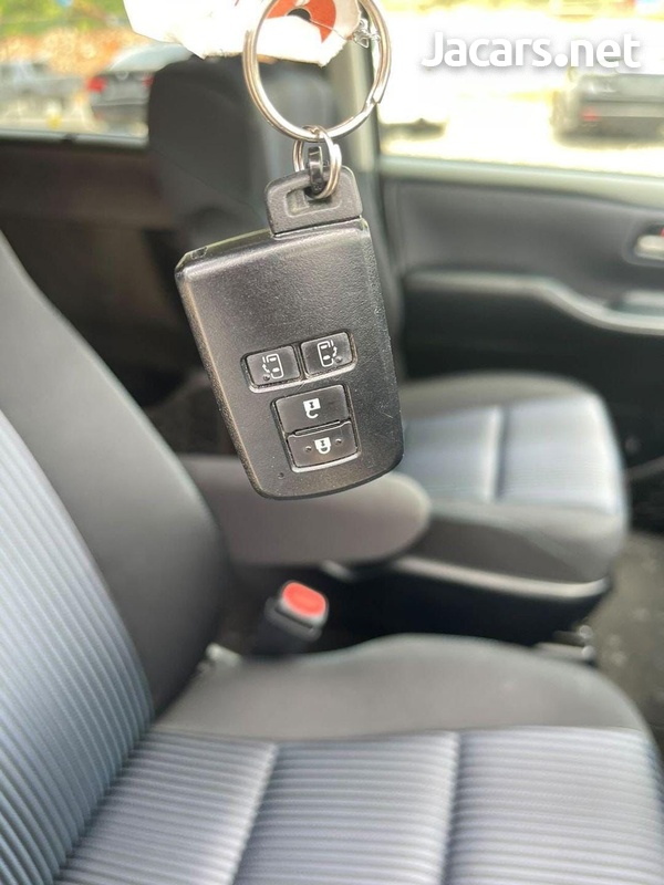 Toyota Voxy 2,0L 2014-2