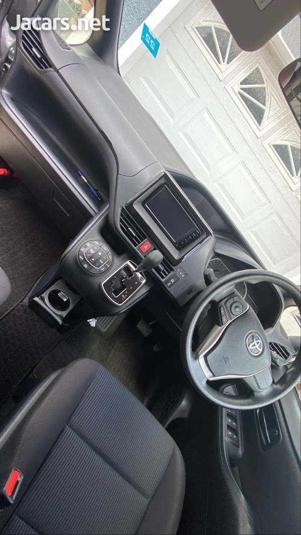 Toyota Noah 2,0L 2016-8