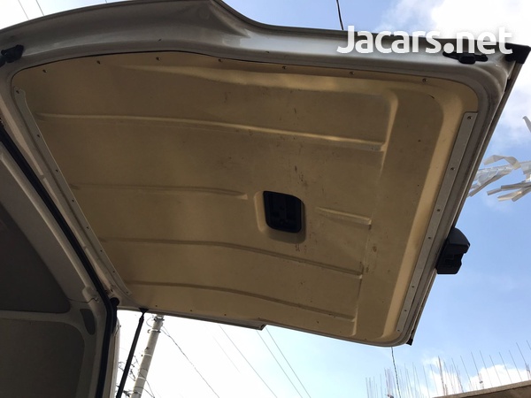 Toyota Hiace 3,0L 2016-13