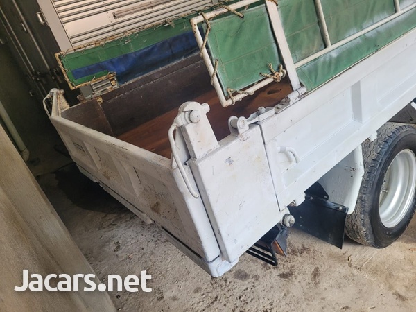 2005 Isuzu Dump Truck-4