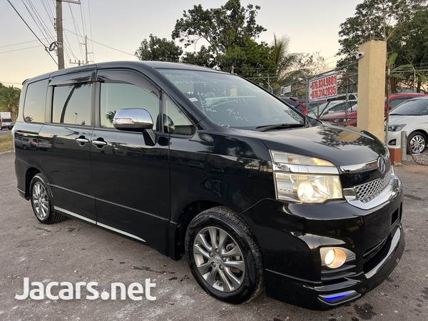Toyota Voxy 2,0L 2013-3