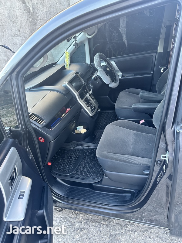 Toyota Noah 1,8L 2011-8
