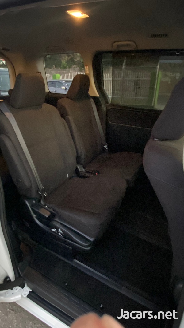 Toyota Voxy 2,0L 2014-10