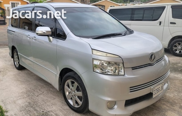 Toyota Voxy 2,0L 2010-4