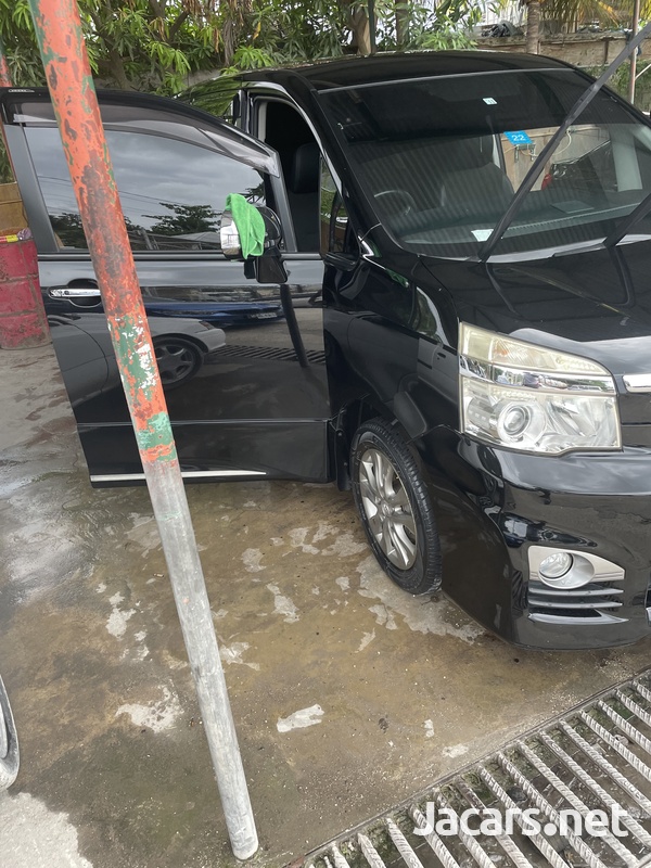 Toyota Voxy 2,0L 2012-2