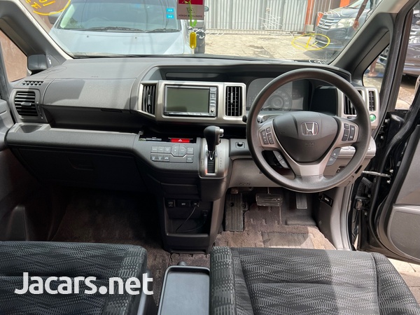 Honda Stepwgn 2,0L 2013-9