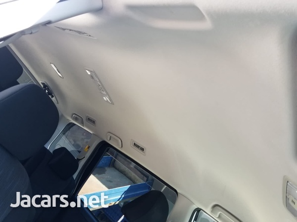Toyota Voxy 2,0L 2012-5