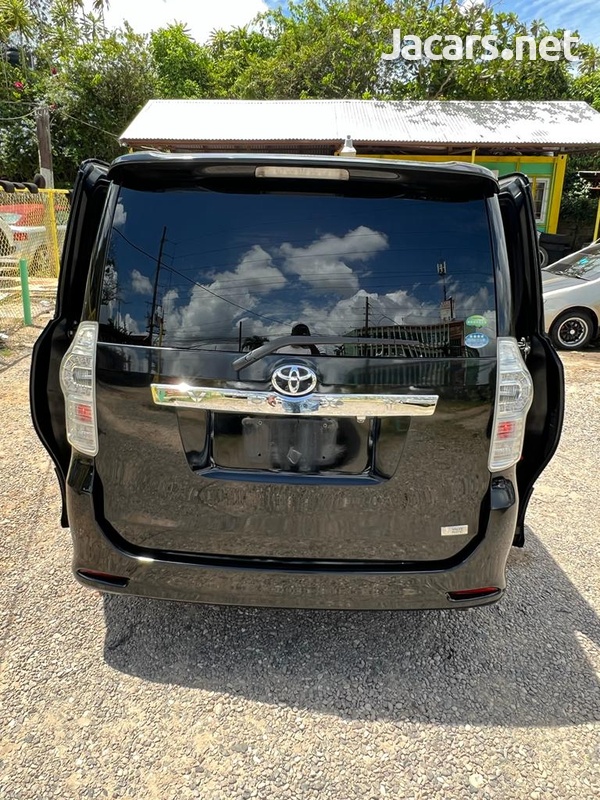 Toyota Voxy 2,0L 2013-7