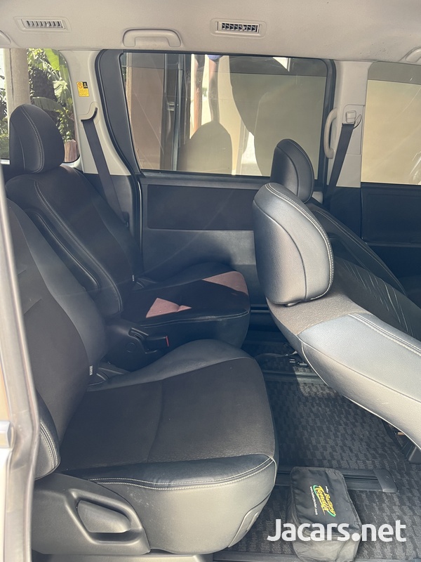 Toyota Voxy 2,0L 2012-7