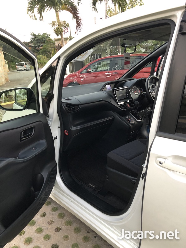 Toyota Noah 2,0L 2014-8