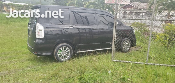 Toyota Voxy 2,0L 2012-9