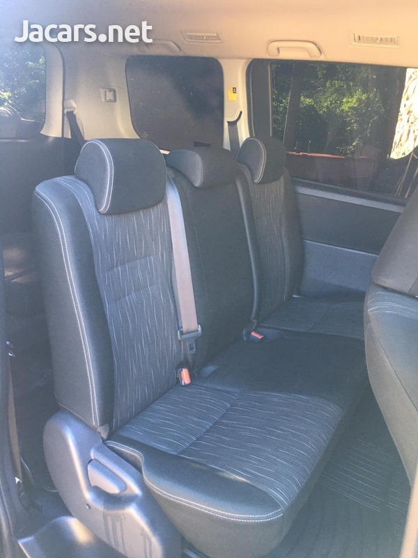 Toyota Voxy 2,0L 2012-6