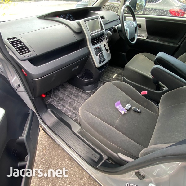 Toyota Noah 2,0L 2013-7